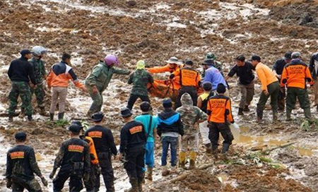 Más de 11 muertos por alud de tierra en indonesia