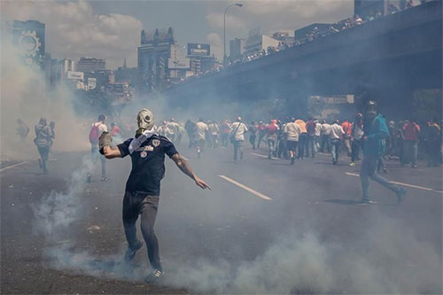 Muere un joven durante una protesta a las afueras de Caracas