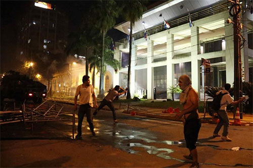Manifestantes prenden fuego al Congreso de Paraguay