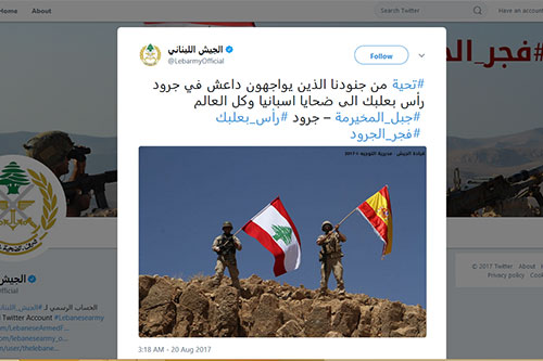 La bandera española ondea en una colina recuperada de Daesh