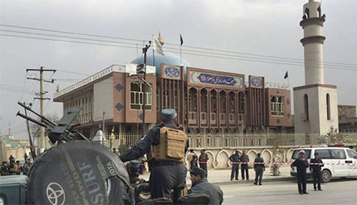Ataque suicida y asalto armado contra una mezquita chií en Kabul