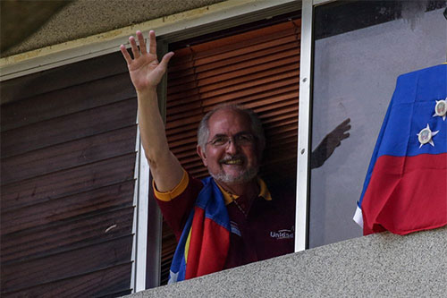 El opositor Antonio Ledezma regresa al arresto domiciliario en Caracas