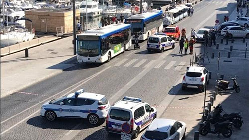 Un coche arrolla dos paradas de autobús en el puerto viejo de Marsella