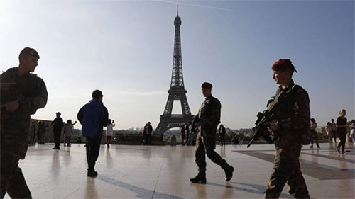 Un hombre atropella a seis militares con su vehículo en la periferia de París