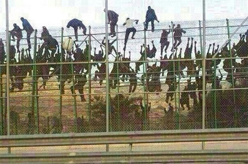 Cientos de inmigrantes cruzan a pie la frontera de Ceuta