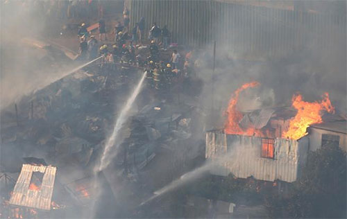 Alerta en Chile por un gigantesco incendio forestal en Valparaíso