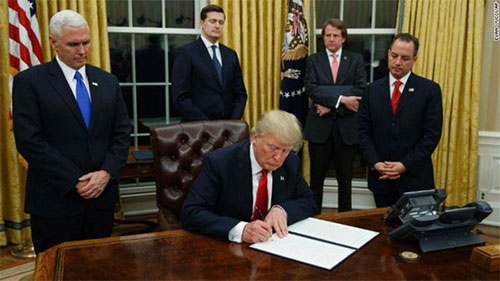 Trump firma el decreto para retirar a Estados Unidos del Acuerdo Transpacífico