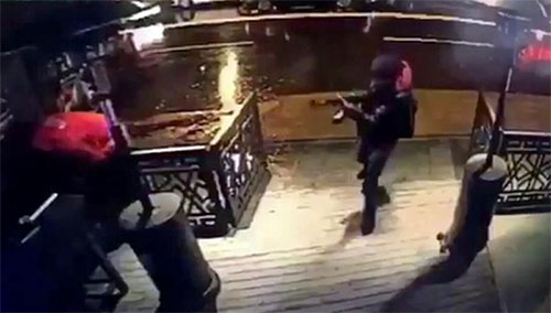 El atacante de Estambul, que sigue huido, descargó 180 balas
