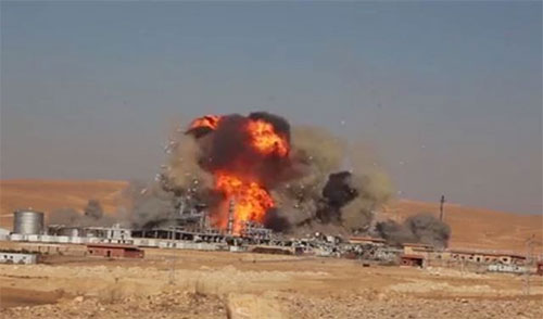Daesh dinamita la mayor planta petrolera siria