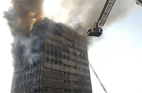 Se derrumba un edificio de 17 plantas en el centro de Teherán tras incendio