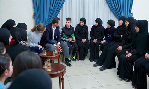 Al Assad y su esposa reciben a mujeres y niños liberados de grupos terroristas