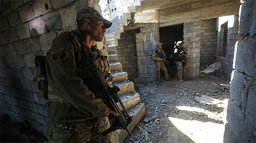 La bandera nacional iraquí vuelve a ondear en el barrio Al Maamun