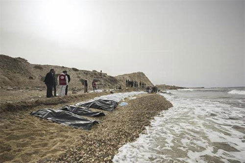 Hallados los cadáveres de 74 inmigrantes en una playa de Libia