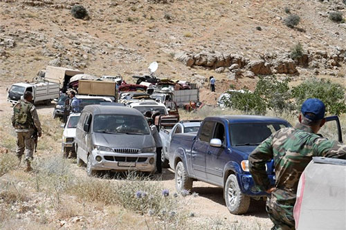 Refugiados sirios inician el viaje de retorno a sus casas en Asal al Ward