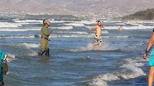 La policía marroquí persigue a los manifestantes hasta dentro del mar