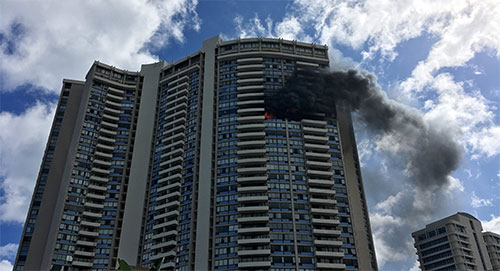 Al menos tres muertos en el incendio de un rascacielos en Honolulu