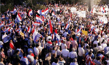 Miles de manifestantes en Asunción rechazan la reelección de Horacio Cartes
