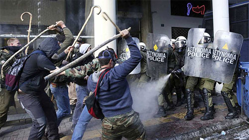 Violentos enfrentamientos entre agricultores y policía en Atenas