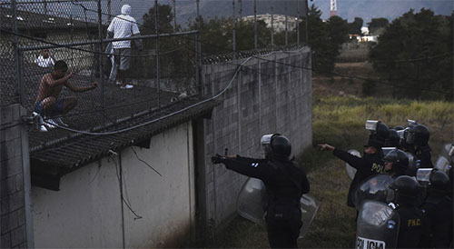 Pandilleros atacan a policías en Guatemala
