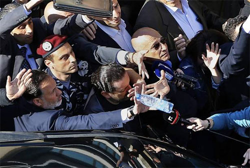 Manifestantes reciben al primer ministro con abucheos y le arrojan objetos