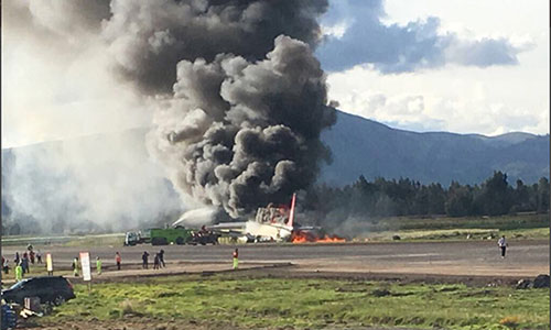 Un avión se incendia durante un aterrizaje en el centro de Perú