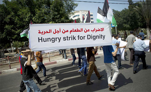 Prisioneros palestinos llevan dieciséis días en huelga de hambre
