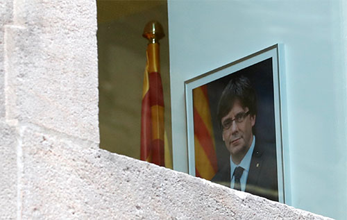 El presidente destituido de Cataluña dice representar al “gobierno en el exilio”
