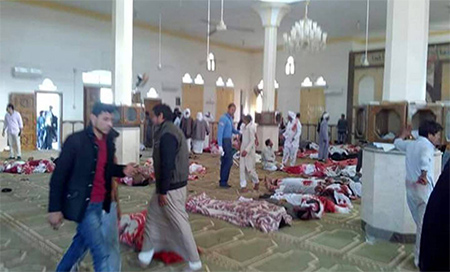 Más de 200 muertos por un atentado contra una mezquita en el Sinaí 