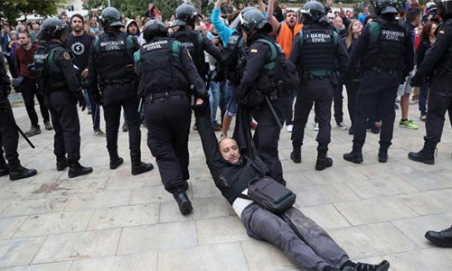 La Generalitat de Cataluña acusa a los agentes policiales de “violencia desmedida”