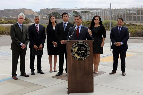 California presenta una demanda contra Trump por el muro fronterizo con México