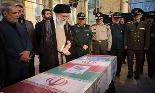 El líder supremo de Irán participa en el funeral del mártir Hoyayí