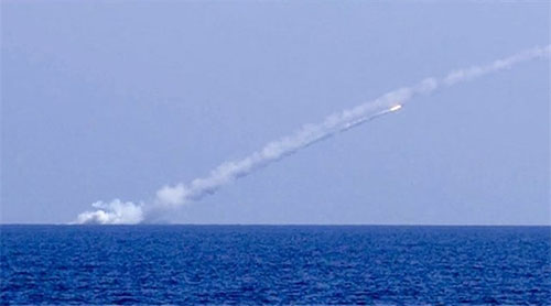 Submarinos rusos lanzan misiles contra posiciones de Daesh en Siria