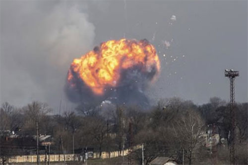 Evacúan habitantes de ciudad ucraniana por explosión en un depósito militar