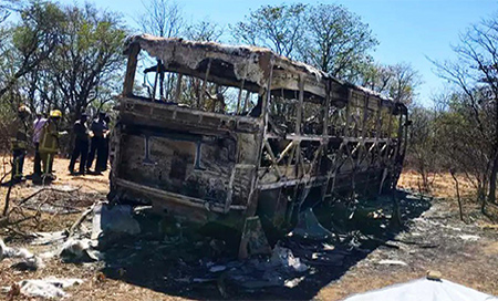 Más de 42 muertos al incendiarse un autobús en Zimbabue