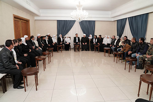 El Presidente sirio recibe a recién liberados de las garras de Daesh