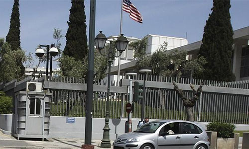 Atacan la embajada de EEUU en Atenas con botellas llenas de pintura