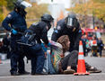 La polic&iacutea de EE.UU. y la nueva democracia: nueva ola de arrestos en ciudades americanas