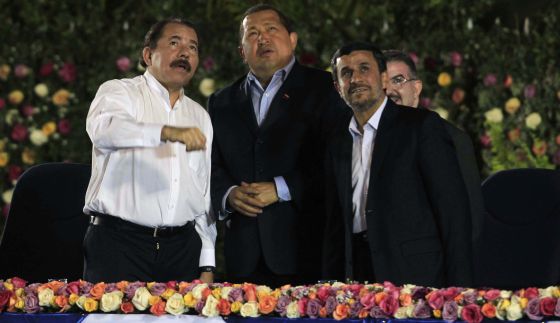 Ortega jura en Nicaragua luci&eacute;ndose con Ch&aacutevez y Ahmadineyad
