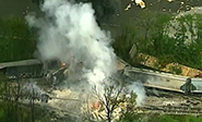 Tren de mercancías descarrila y se incendia en EEUU