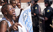 Los disturbios vuelven a Ferguson tras la indignación por la versión policial