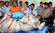 Los fragmentos del avión AirAsia llegan a la base de búsqueda en Indonesia
