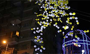 Globos en el cielo en lugar de ráfagas de fuego