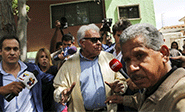 González niega que se haya ido con las manos vacías
