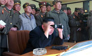 Kim Jong-Un observa las pruebas de un nuevo arma antitanque