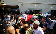 Miles de palestinos asisten al entierro del joven asesinado por soldados israel&iacute;es