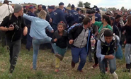 Imputada la c&aacute;mara h&uacute;ngara que zancadille&oacute; a refugiados en la frontera