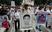 Los mexicanos reclaman: &iexcl;Vivos se los llevaron, vivos los queremos!