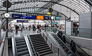 Desconocidos prenden fuego a un hombre sin hogar en Berlin