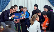 Al Assad y su esposa reciben a mujeres y ni&ntilde;os liberados de grupos terroristas