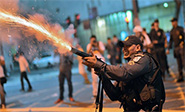 Polic&iacute;a se enfrenta a manifestantes en R&iacute;o de Janeiro